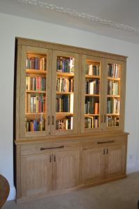MEDIUM OAK BOOKCASE