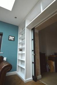 FITTED BOOKCASE DOORWAY